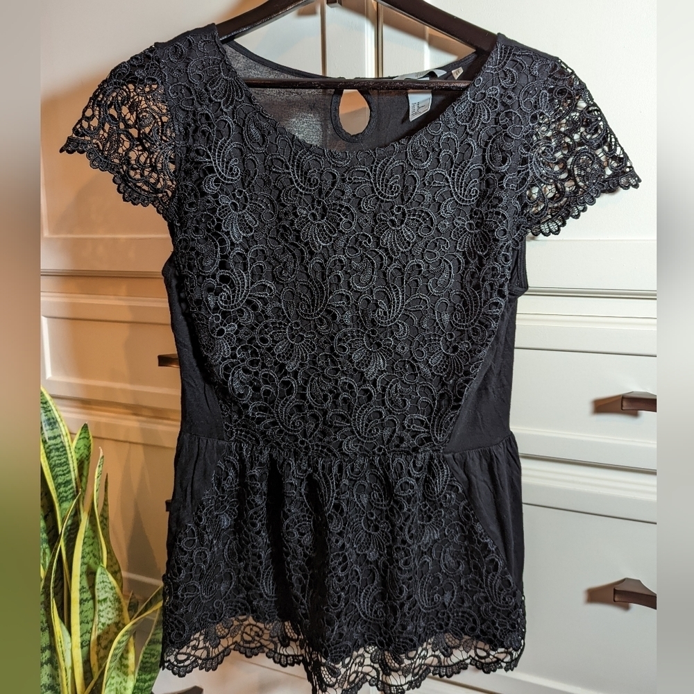H&m Black lined Lace peplum blouse with keyhole back